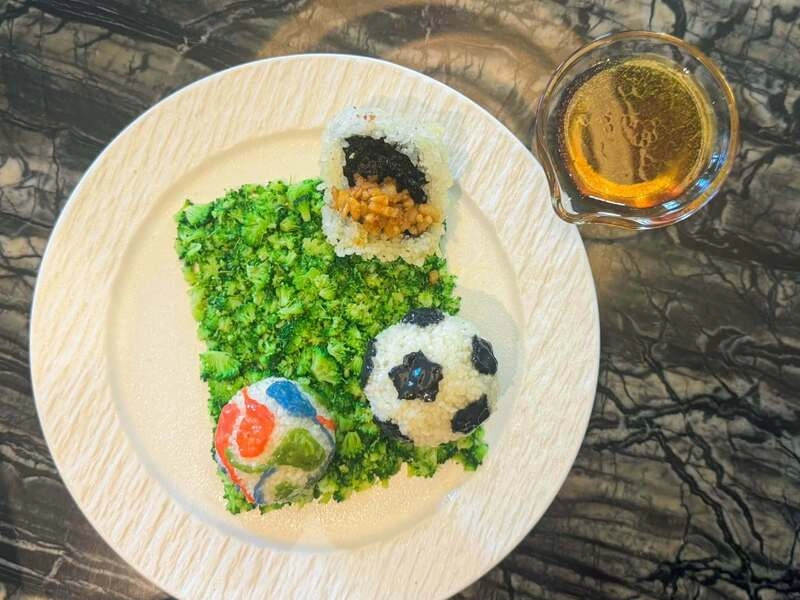急診醫師致敬世足賽　海鮮鍋巴足球、青花菜草地吸睛