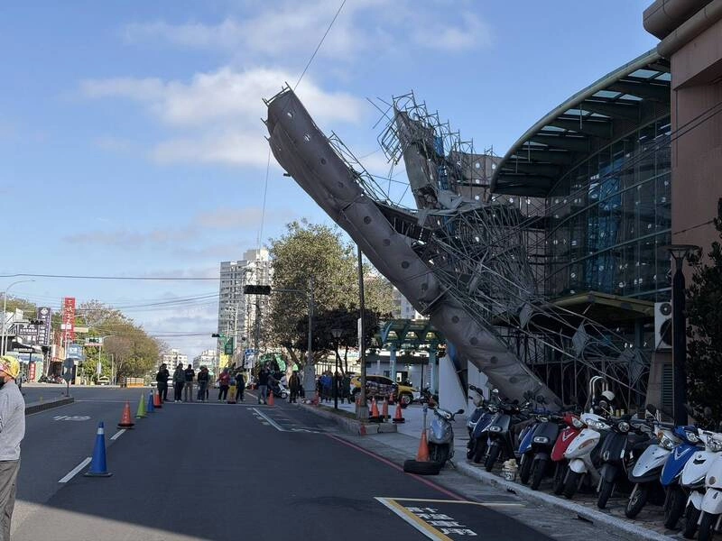 台中榮總第二醫療大樓外牆鷹架傾斜　無人受傷