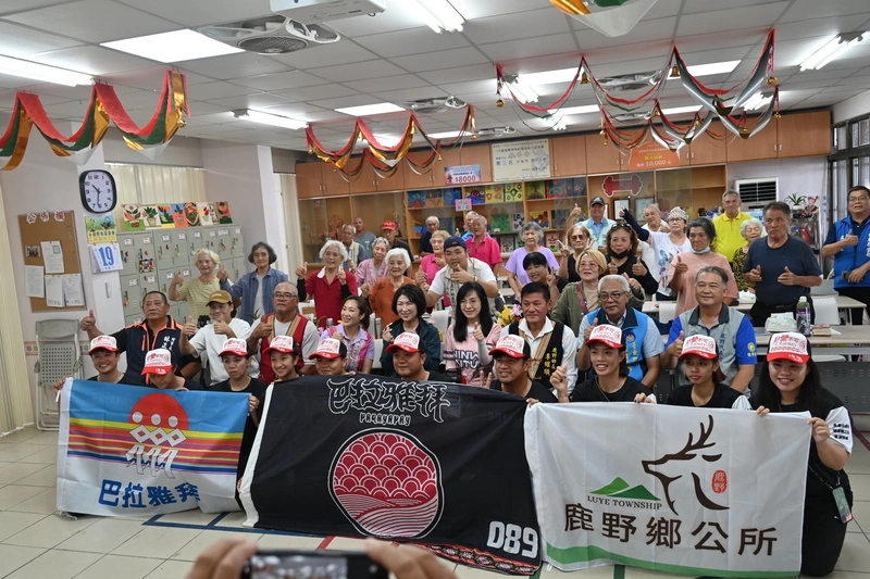 巴拉雅拜龍舟隊前進釜山 饒慶鈴授旗贈加菜金