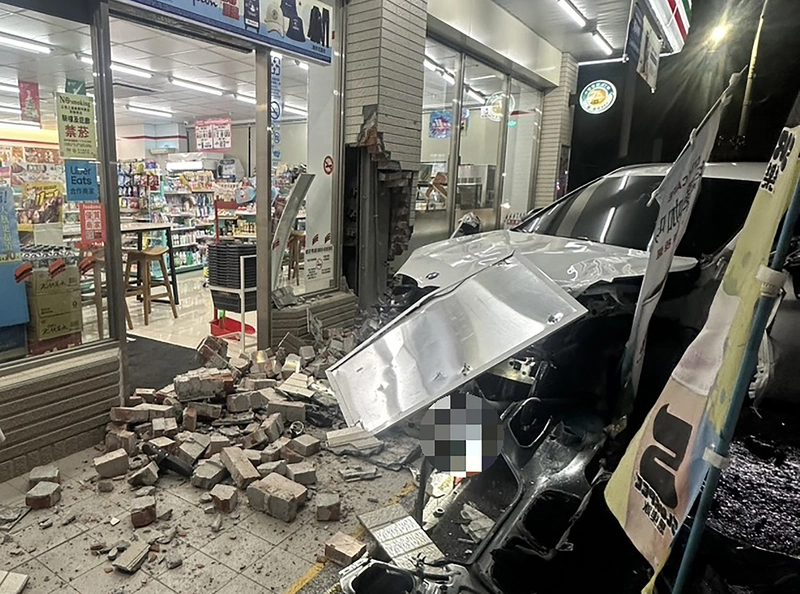 彰化駕駛涉違規超車釀連環撞　波及超商