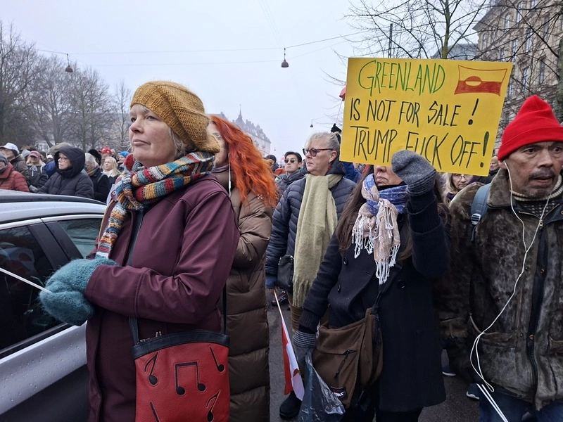 「別碰格陵蘭」哥本哈根遊行隊伍　美國大使館前集結