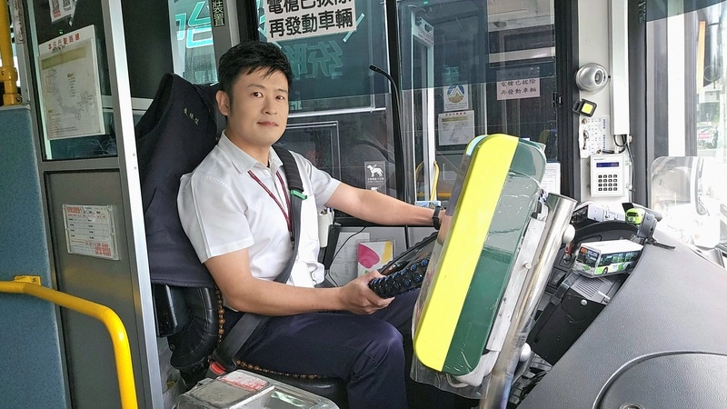 客運駕駛拾獲娃包還幫修復掛鉤　高中生連聲道謝