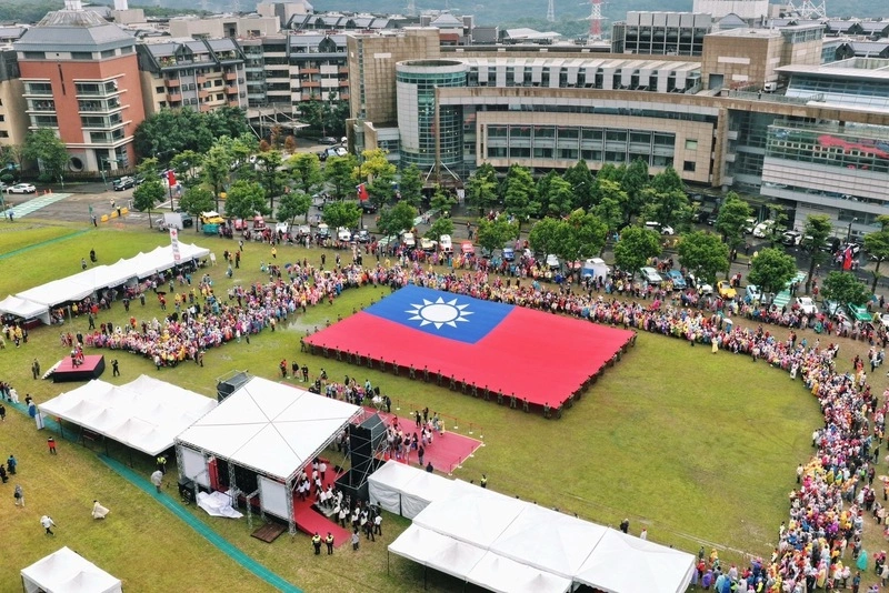 桃園市巨幅國旗慶元旦　張善政：為中華民國打拚