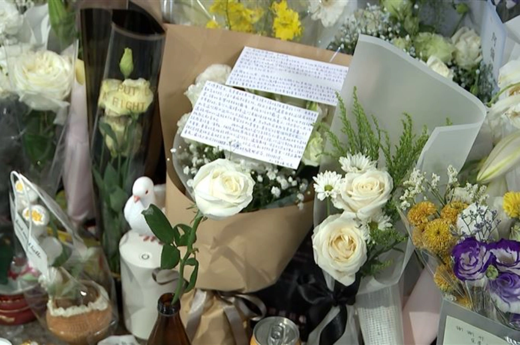 署名「張文兄長」信件出現獻花現場、感謝母將英雄余家昶先生帶來世上：為混亂社會帶來一絲正義、善良