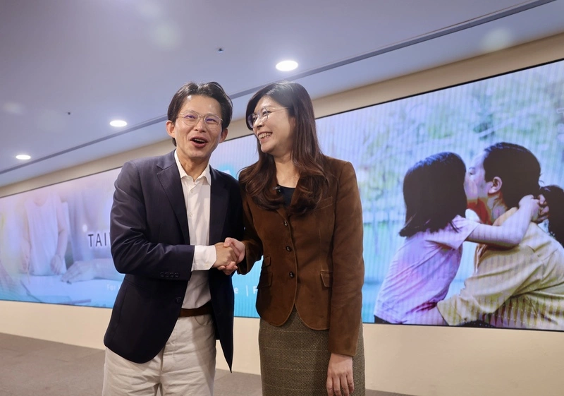 鄭麗文與黃國昌出席搶救少子危機記者會