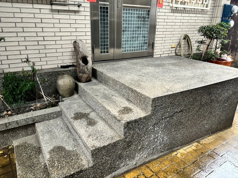 瑞芳1人右胸遭刺坐民宅外階梯　警帶回友人調查