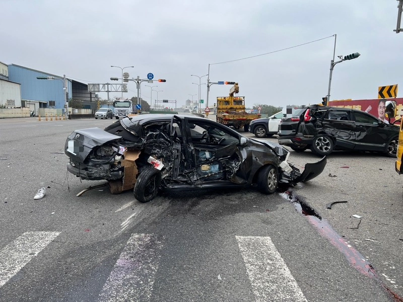 竹南西濱酒駕肇事撞3車　駕駛上救護車髒話不斷