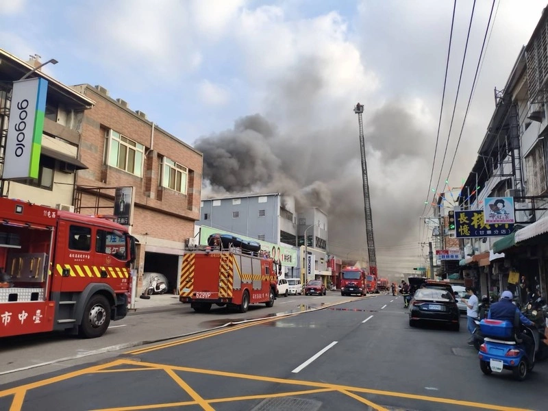 台中西屯鐵皮工廠火警1傷　市府對周邊發布空污警示