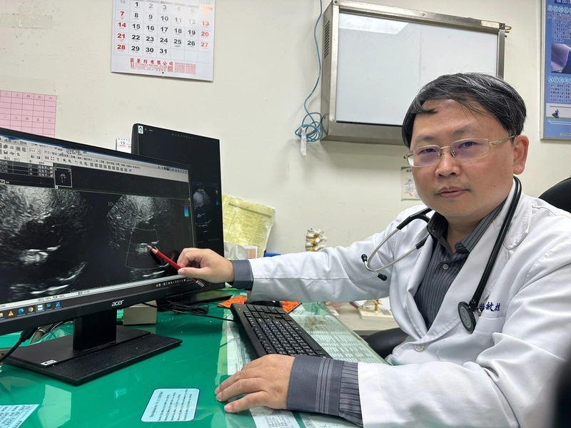 醫師王敏雄說明心房中膈缺損