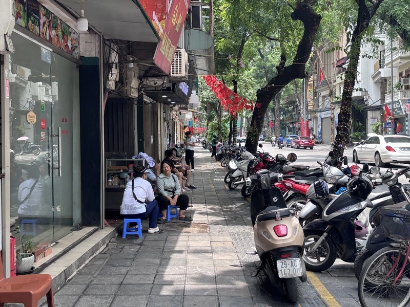 河內打擊占用人行道  還路於民與街頭經濟難兩全