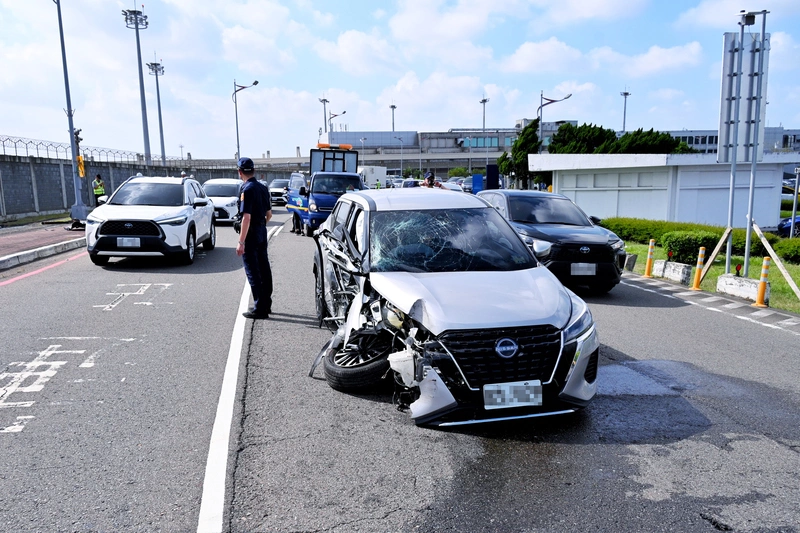 桃機一號停車場外轎車自撞　肇事原因待警方調查