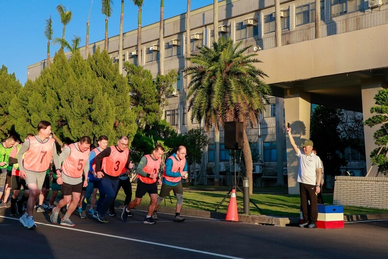 陸軍司令鳴槍　揭開將官盃競賽序幕