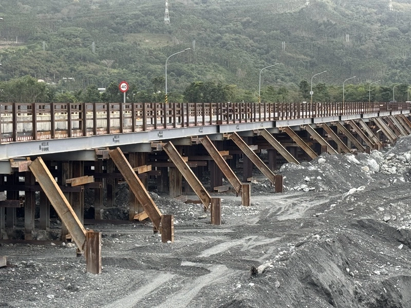 克服地質問題　花蓮馬太鞍鋼便橋提前完工