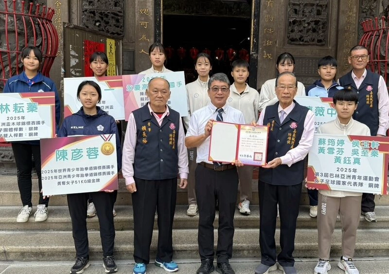 嘉義永慶高中國手學生感謝城隍廟贊助