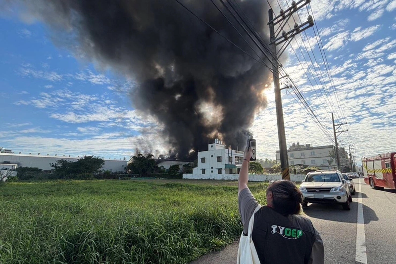 桃園地下工廠大火竄濃煙　環保局監控空品