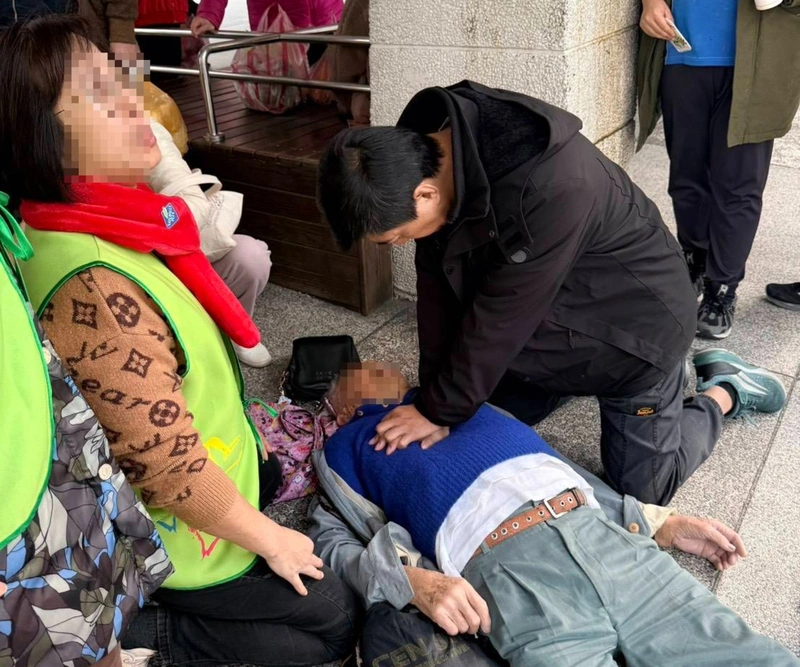 基隆百歲人瑞等車倒地命危　休假消防員及時救回