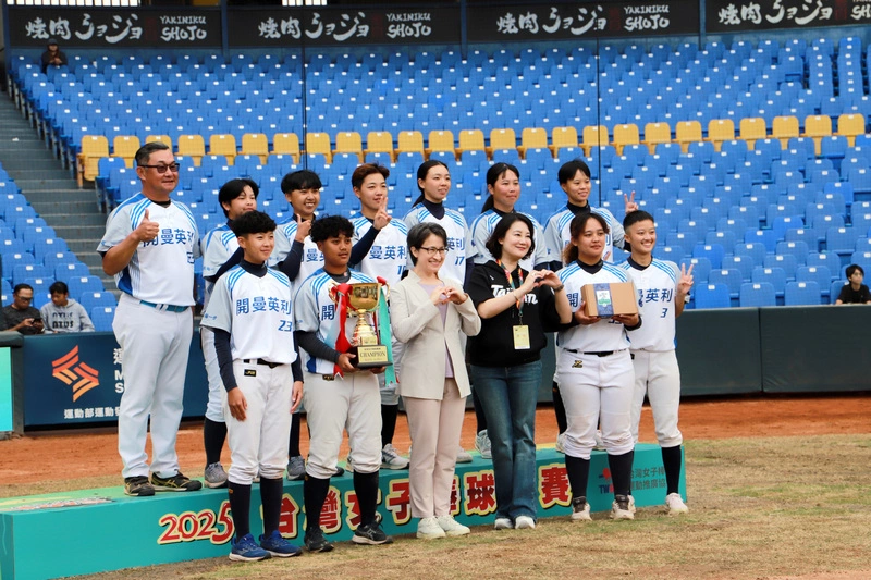 台灣女子棒球聯賽落幕　蕭美琴頒獎