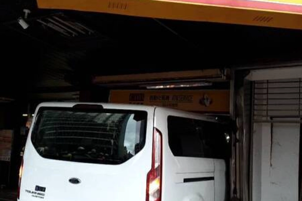 採訪車疑失控撞銀行釀10傷　肇事原因待釐清