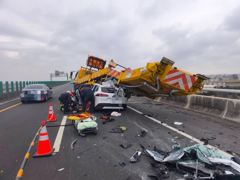 男子台61線雲林路段衝撞防撞車
