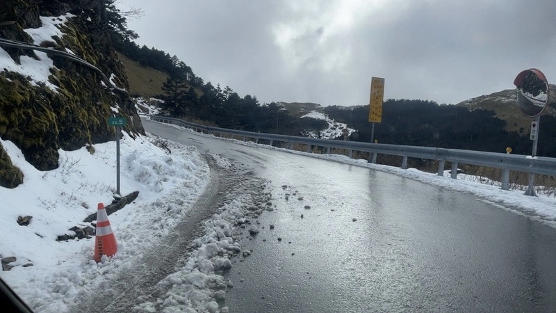 合歡山未降雪　山坡路邊仍有殘冰