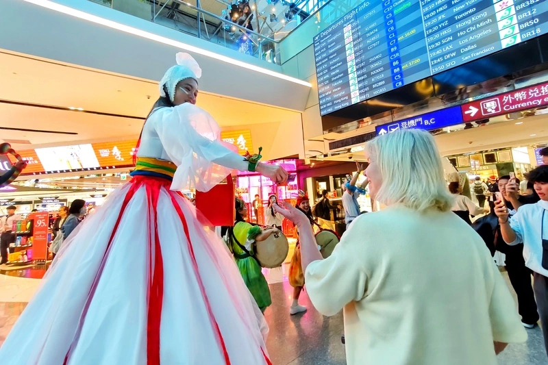 表演團隊迎耶誕節　桃機航廈遊行演出