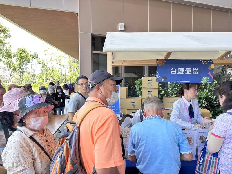 台鐵鳳山便當體驗店開幕　首日排隊人龍數百公尺
