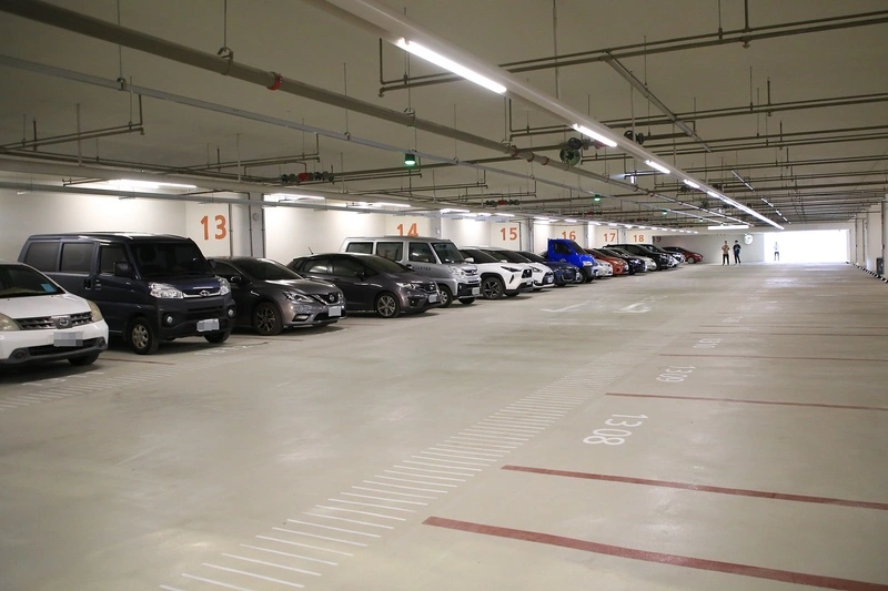 嘉市嘉北國小地下停車場啟用　218席智慧停車位