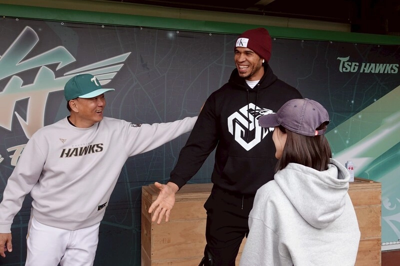 雄鷹洋砲魔鷹抵台　大讚台鋼訓練基地非常棒