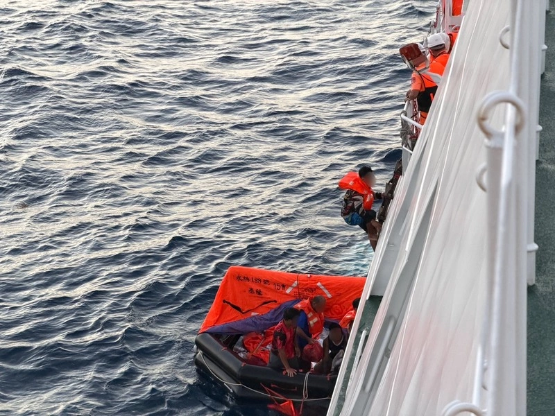 彭佳嶼外海漁船起火　6人搭救生筏漂流10小時獲救