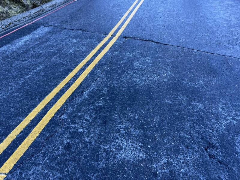南投合歡山道路遇低溫結霜易打滑
