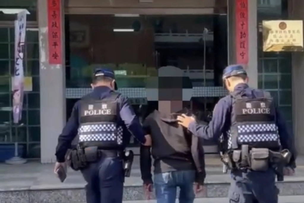 高雄男酒醉闖廟會影響交通　派出所長勸離反被丟鞋