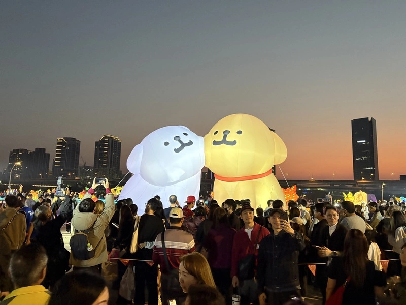 新北燈會開幕點亮紅寶馬主燈　民眾搶拍線條小狗