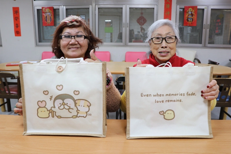 天主教失智老人基金會攜手插畫家推公益麻布袋
