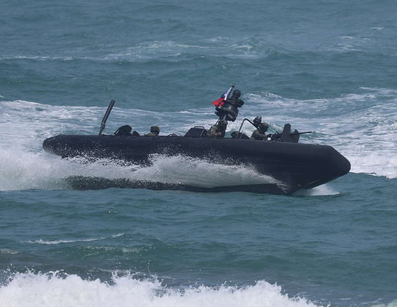 賴總統視導海軍漢光演習濱海打擊　無人機秀攻擊力