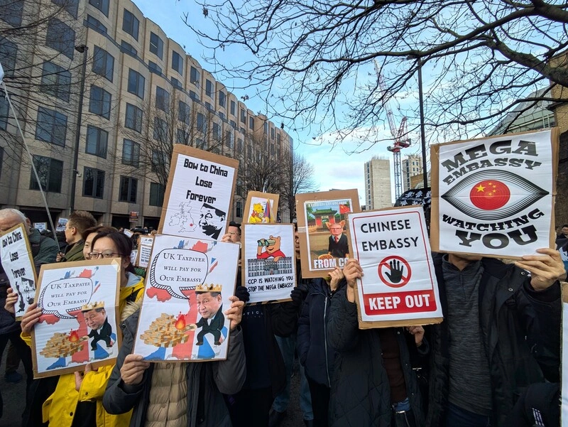 中國巨型使館建案吸引千人抗議　批判中英政府