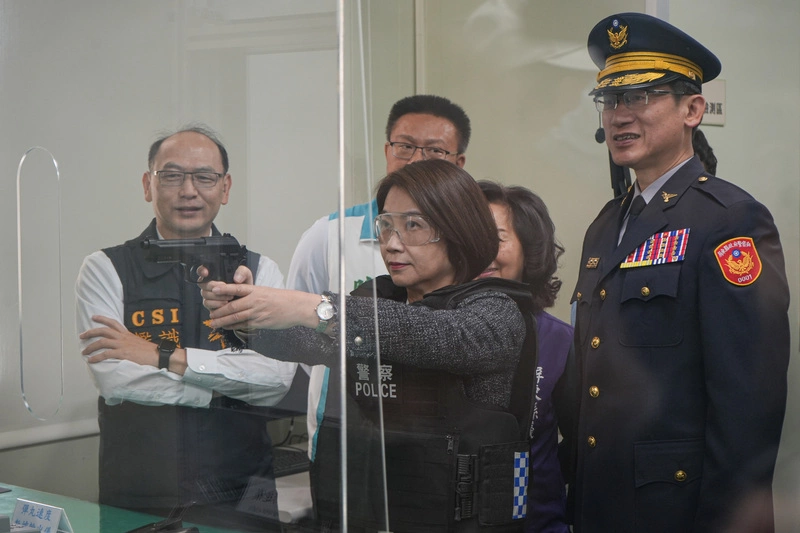 周春米視察槍彈實驗室　體驗射擊