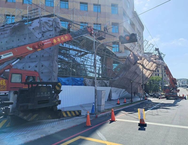 台中榮總工程施工架倒塌　現場勒令停工