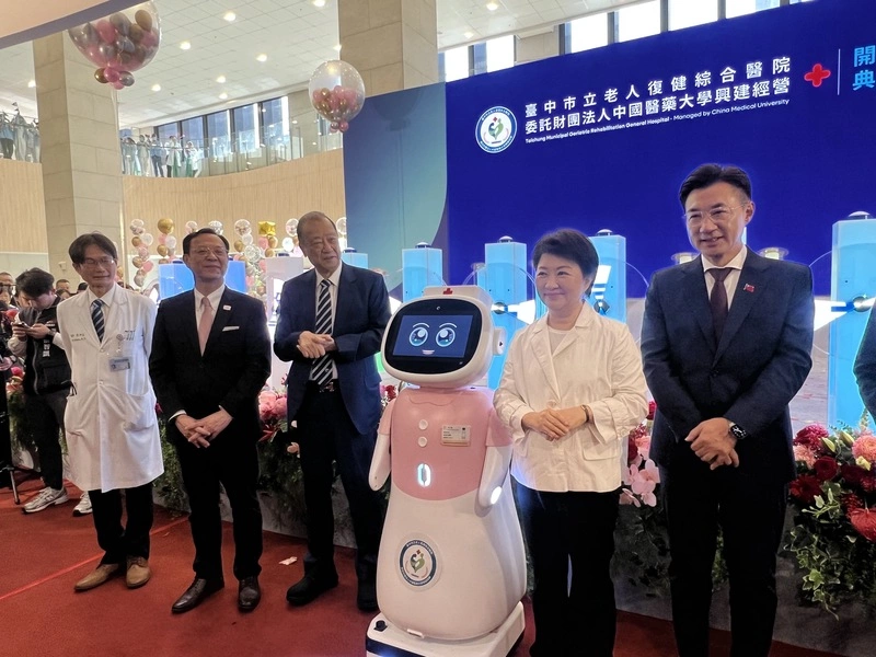台中市立老人復健醫院開幕  AI照護機器人亮相