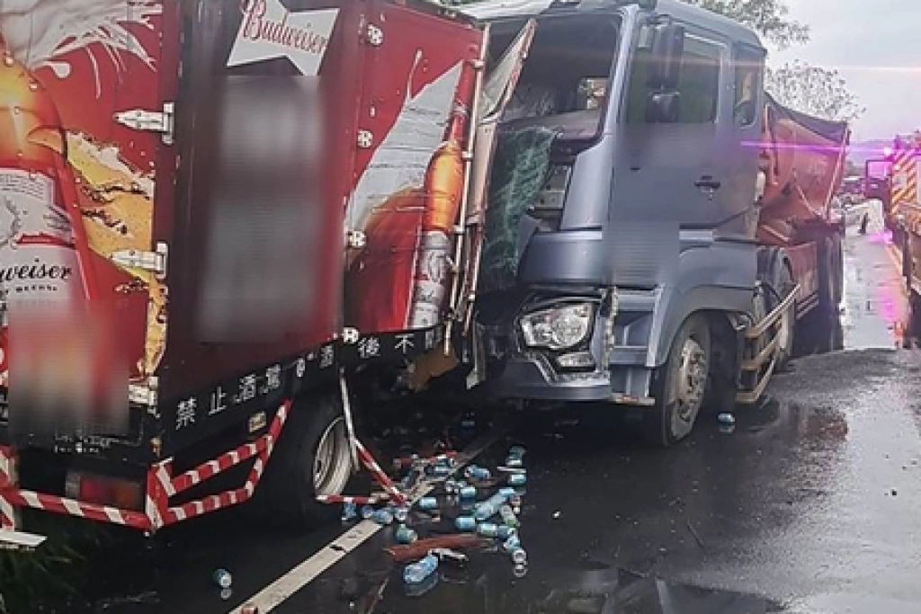 南投竹山小貨車撞砂石車　1人不治