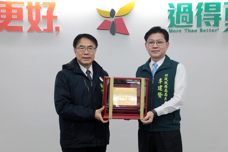 台南市財稅局長李建賢訂2/1離職　黃偉哲贈牌感謝
