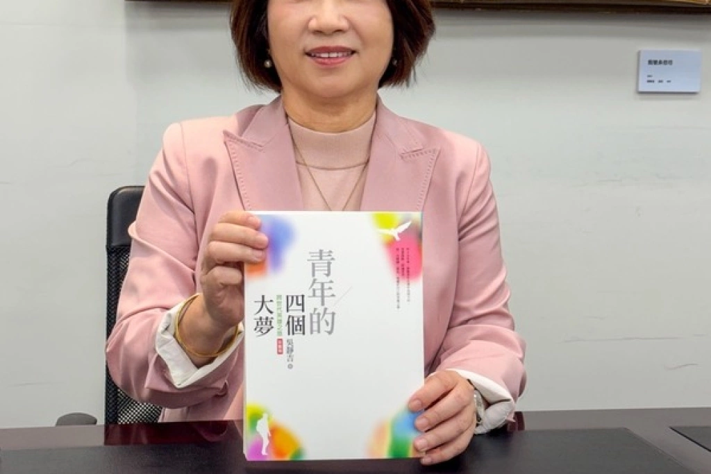 屏東縣長周春米支持紙風車椅子會　親筆簽名書秒殺