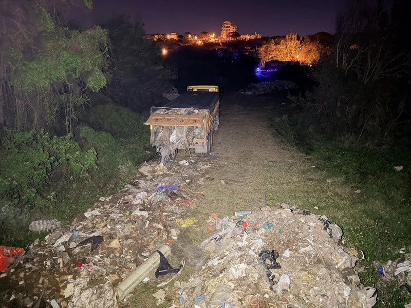 竹南偷倒廢棄物被發現 男棄車逃逸又返現場取物遭逮