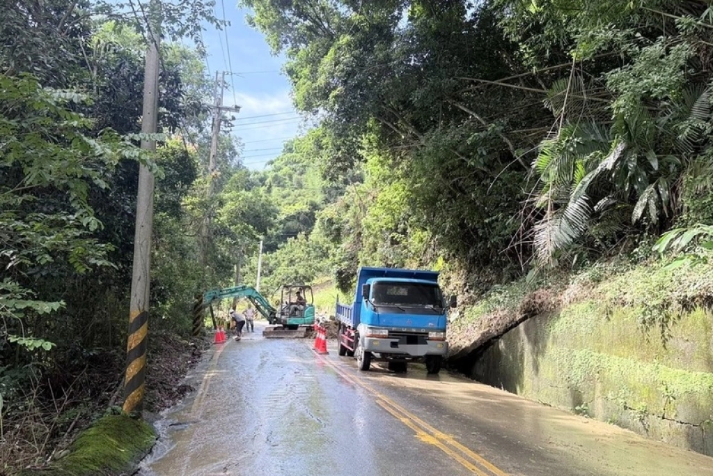 台中石岡中91線頭坪巷邊坡土石崩落　單線通車