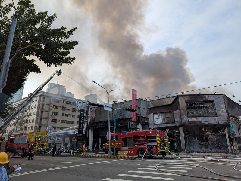 台中北屯火警鄰近加油站一度危急  8戶受燒無人傷亡