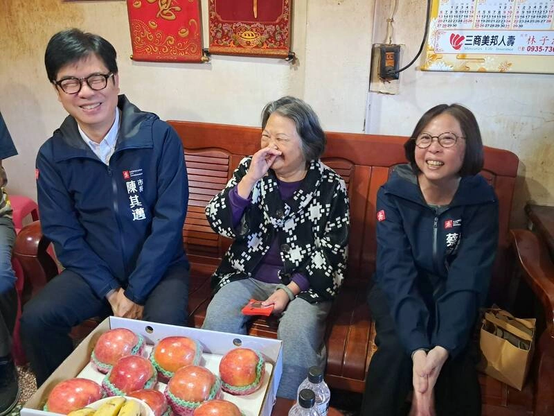 陳其邁訪獨居長輩　市府春節前夕贈3600份禮盒