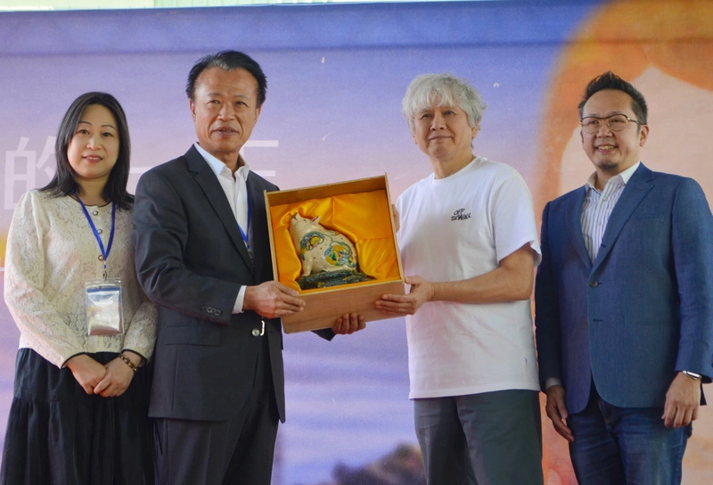 奈良美智生日剛過　翁章梁贈交趾陶獻祝福