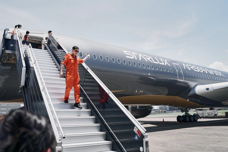 星宇空山銀藝術機抵台　航空迷爭睹擠爆桃機觀景台