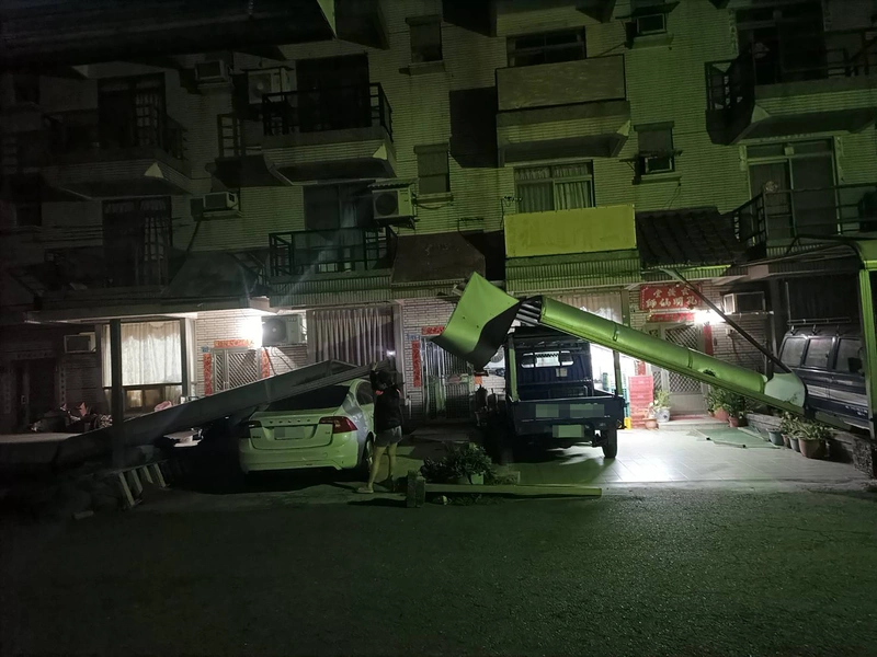 颱風薔琵來襲　南彰化沿海鄉鎮零星樹倒、遮雨棚掉落