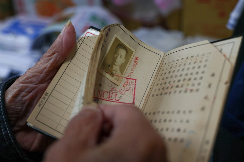 百歲榮民楊芝生展示商船手冊