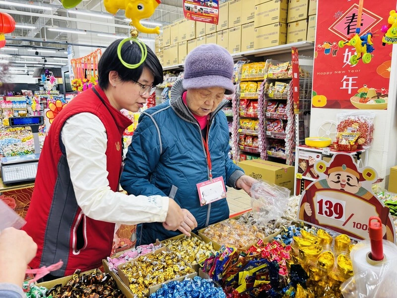 獨居嬤久沒吃到巧克力糖　基金會陪同購物助辦年貨